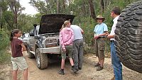 18-Heidi solves an electrical fault with a tap on the alternator 